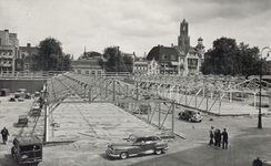 501924 Afbeelding van de bouw van tijdelijke paviljoens op het Vredenburg te Utrecht in verband met de aanstaande ...